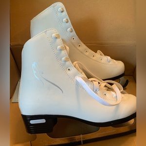NWT Women’s Ice Skates
